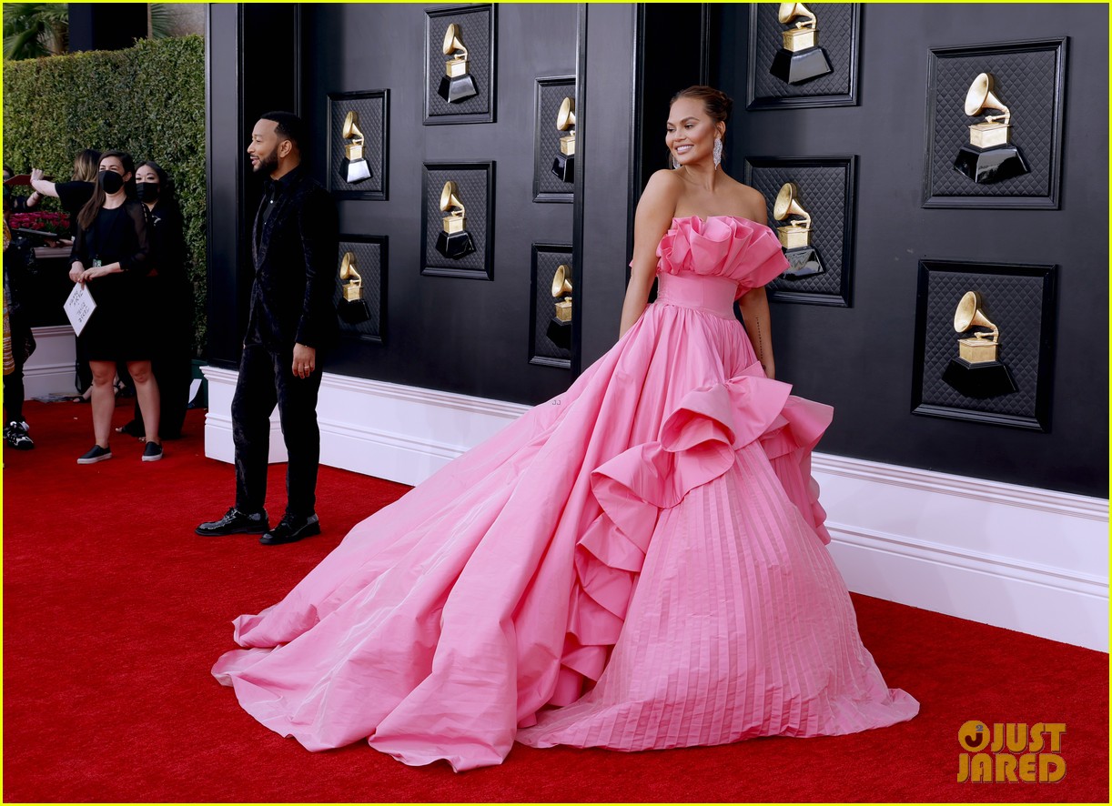 Chrissy Teigen Turns Heads In a Pink Princess Dress For Grammys 2022 with John Legend: Photo 4738467 | 2022 Grammys, Chrissy Teigen, Grammys, John Legend Photos | Jared: Entertainment News