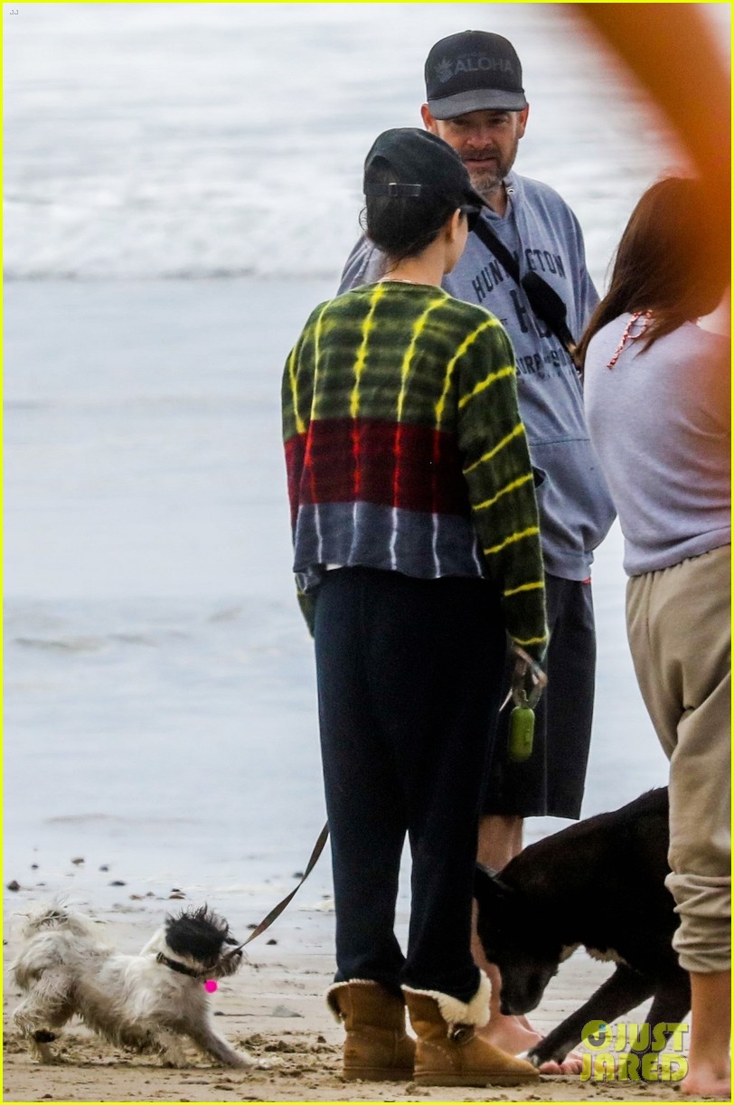 rachel-bilson-flaunts-pda-with-zac-laroc-during-a-beach-day-photo