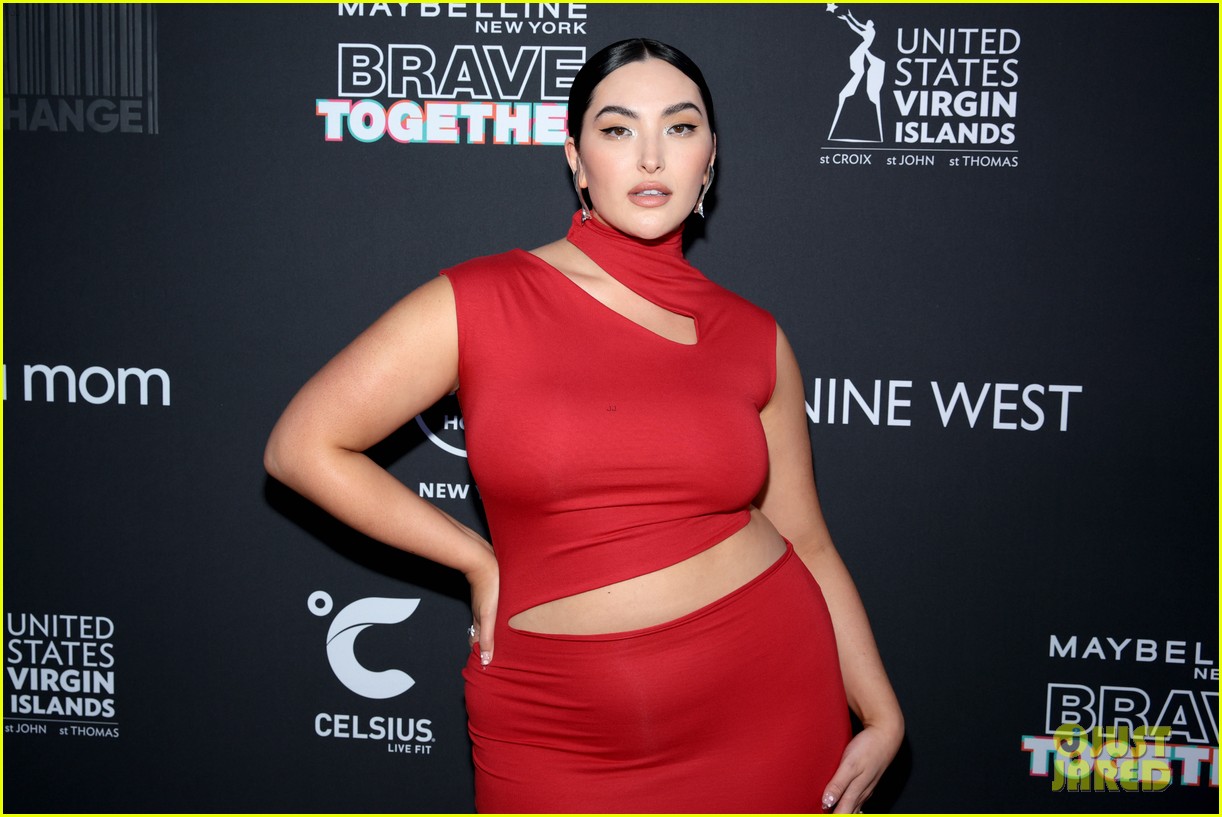 Photo ciara celebrates sports illustrated cover with russell wilson 26