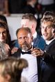 kaia gerber austin butler share passionate kiss at elvis premiere 27