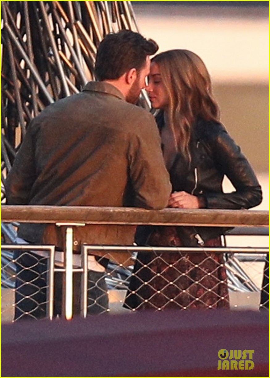 Chris Evans & Ana de Armas Film Kissing Scene for New Movie 'Ghosted(02)