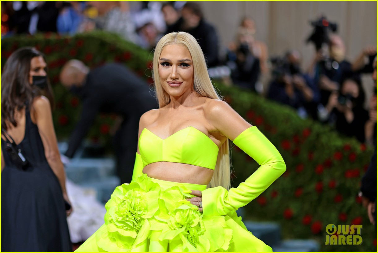 gwen stefani had to do her own makeup for this years met gala 024753042