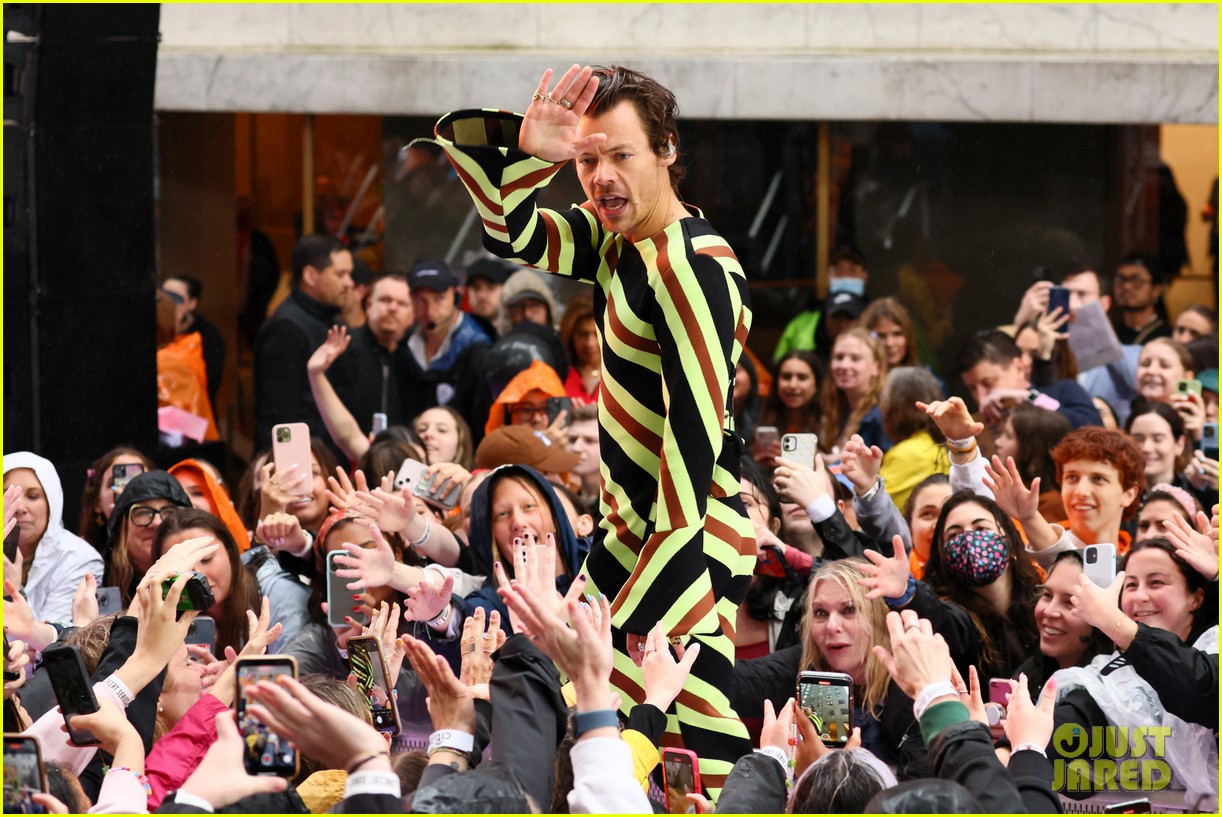 Harry Styles Braves the Rain to Perform 2 New Tracks from &lsquo;Harry&rsquo;s