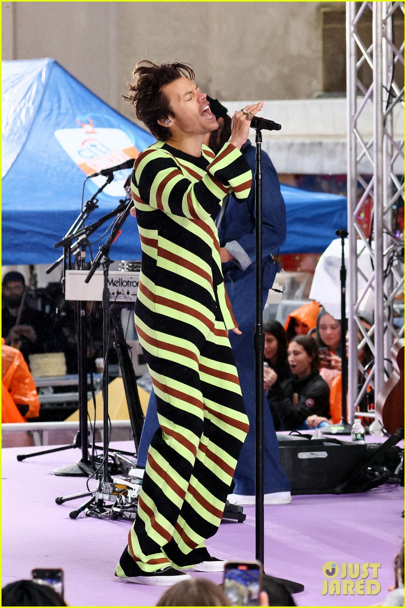 Harry Styles Braves the Rain to Perform 2 New Tracks from ‘Harry’s