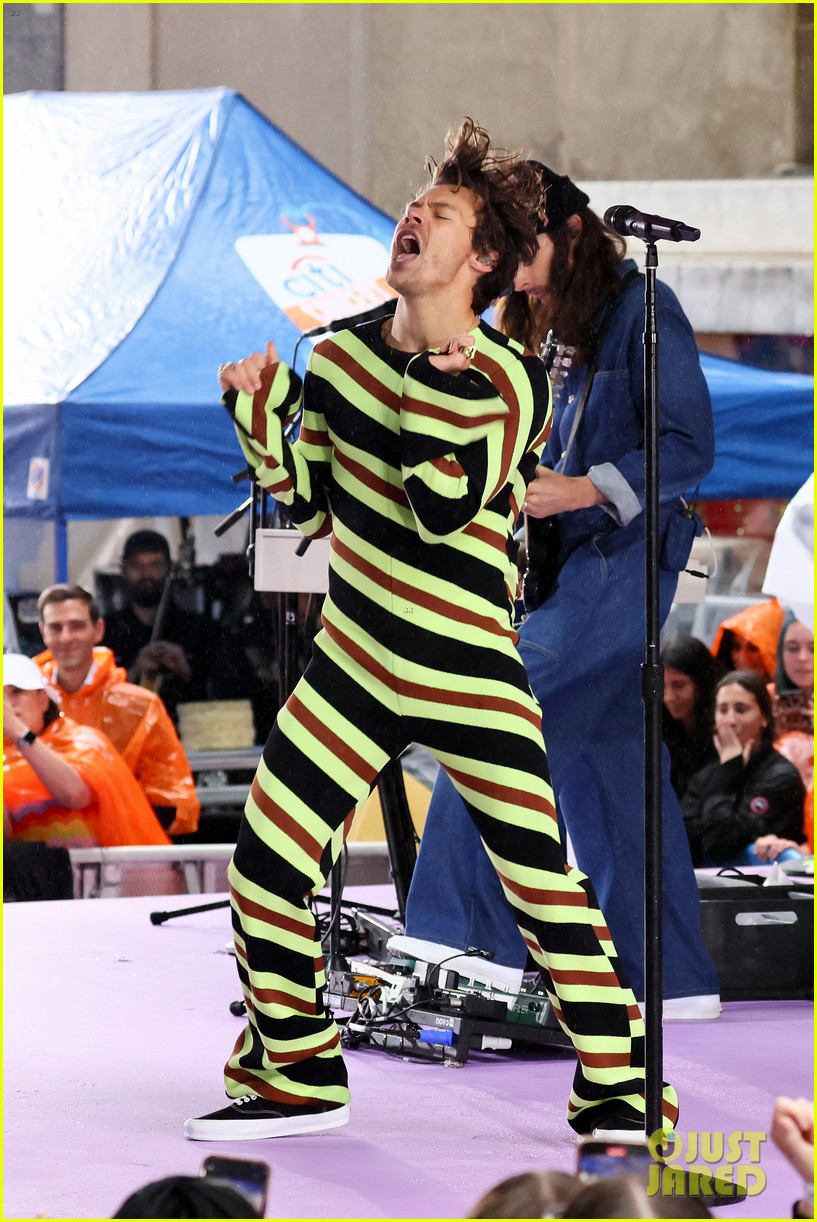 Harry Styles Braves the Rain to Perform 2 New Tracks from 'Harry's