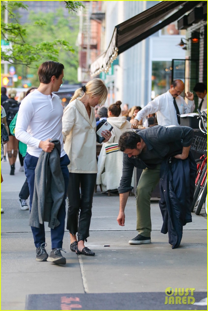 Kate Bosworth & Boyfriend Justin Long Hold Hands During Lunch Date in