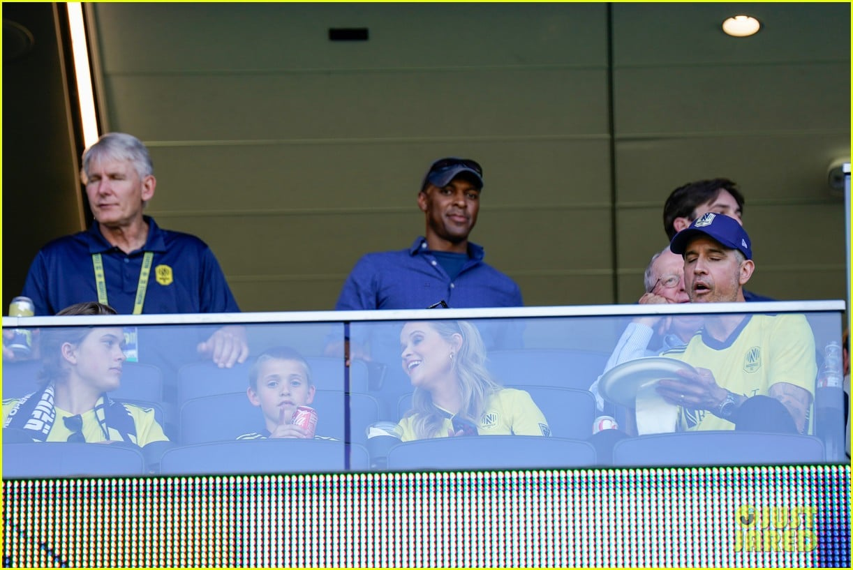 reese witherspoon at game with family 03
