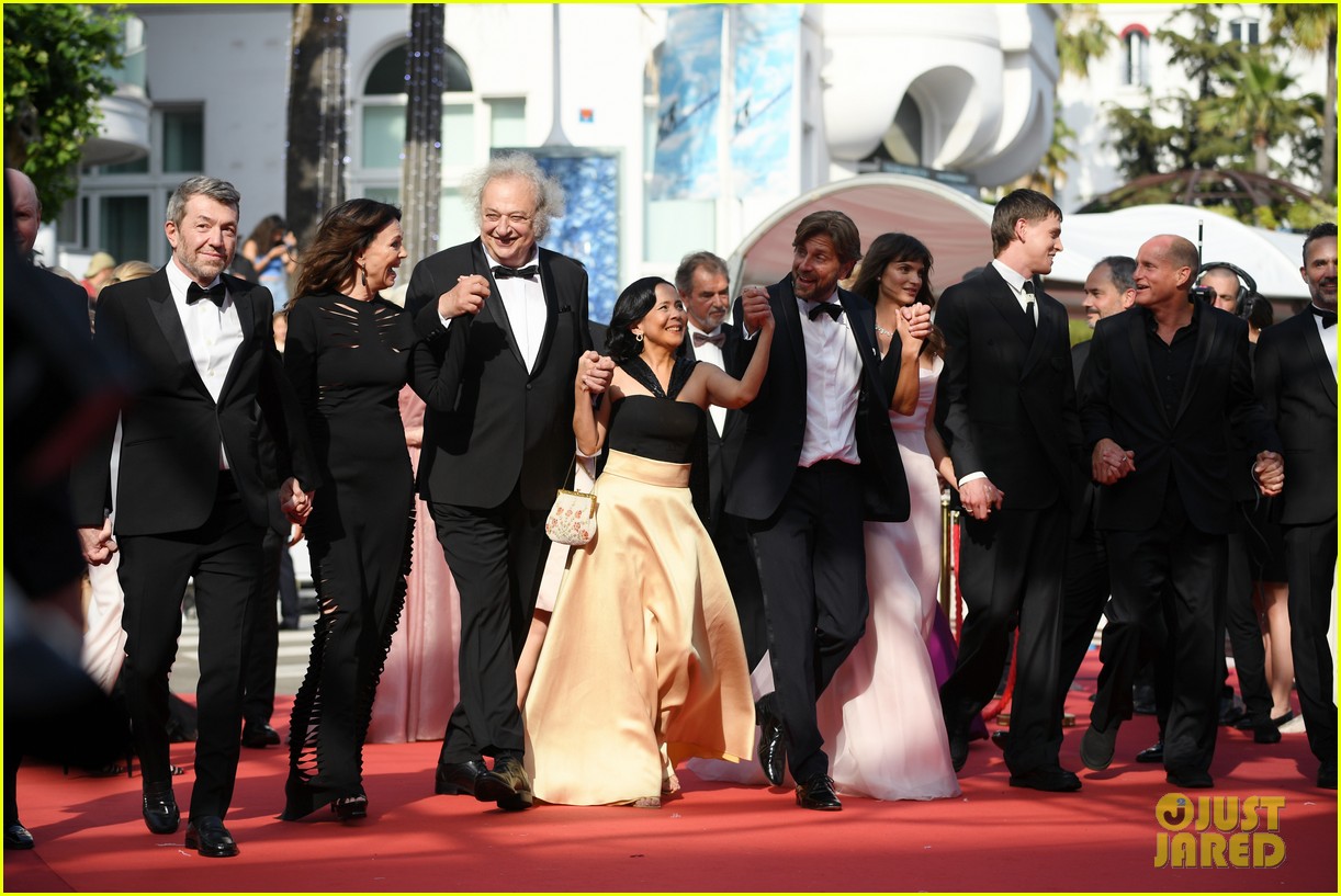 Woody Harrelson's Satire 'Triangle of Sadness' Gets Big Cheers at