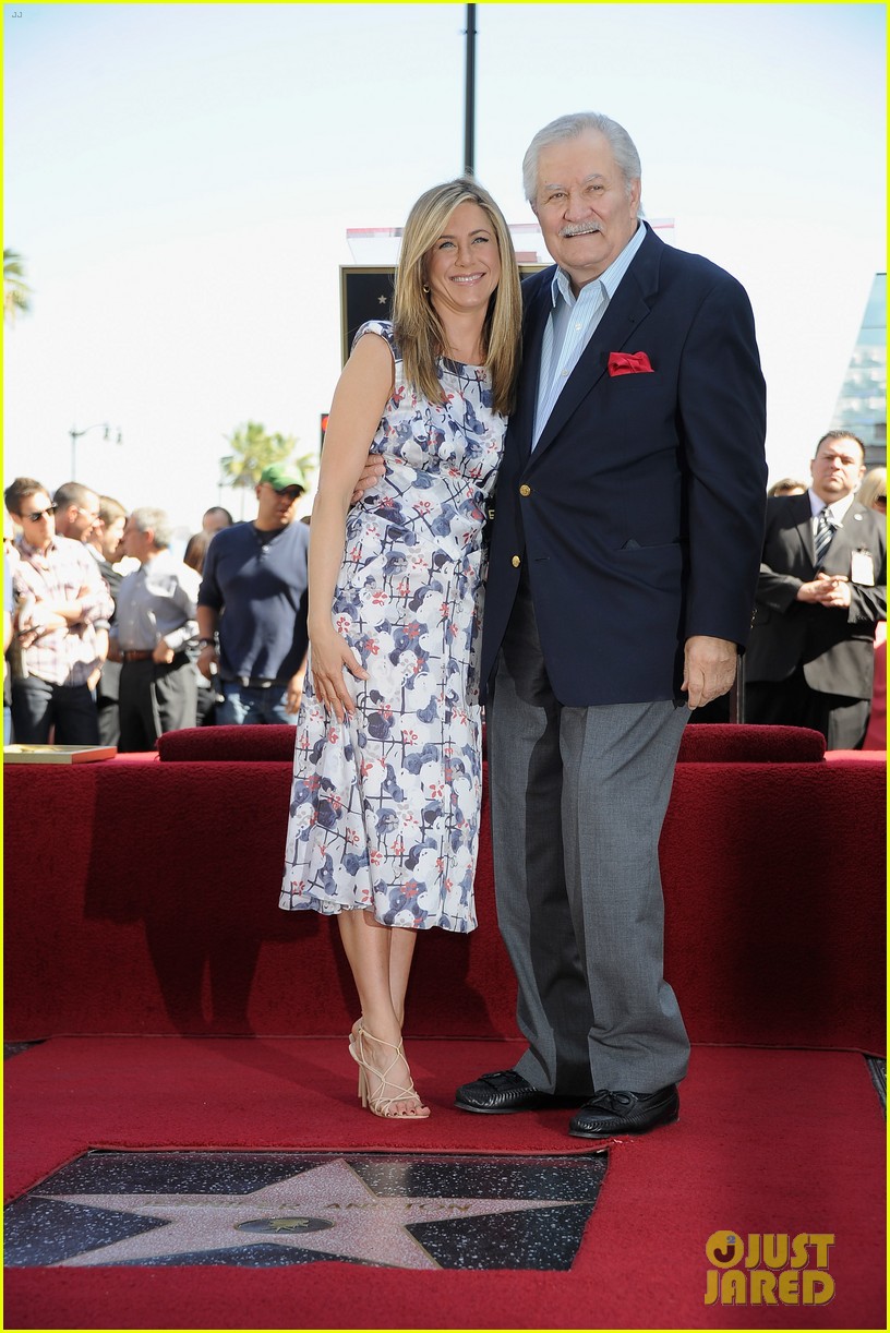 jennifer aniston makes surprise appearance daytime emmys to honor dad john 014781463