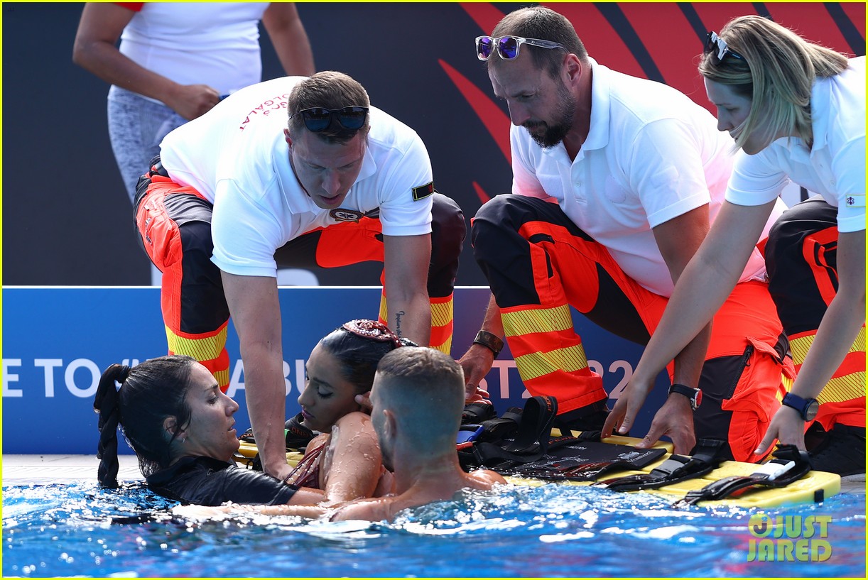 Dramatic Photos Show Swimmer Anita Alvarez Being Saved by Her Coach After  Losing Consciousness in Pool: Photo 4780095 | Andrea Fuentes, Anita  Alvarez, Sports Photos | Just Jared: Entertainment News