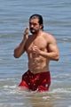 orlando bloom shows off fit physique at the beach 05