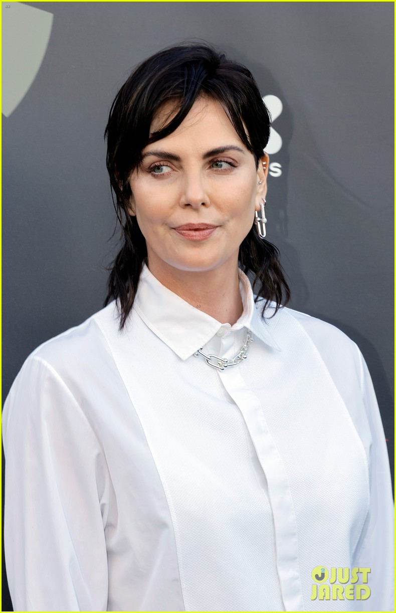 charlize theron debuts black hair at her charity event 204773925