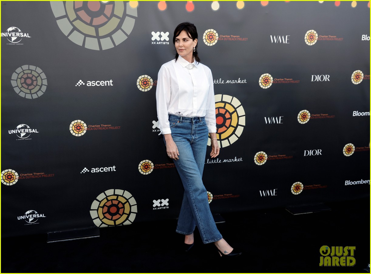 charlize theron debuts black hair at her charity event 224773927