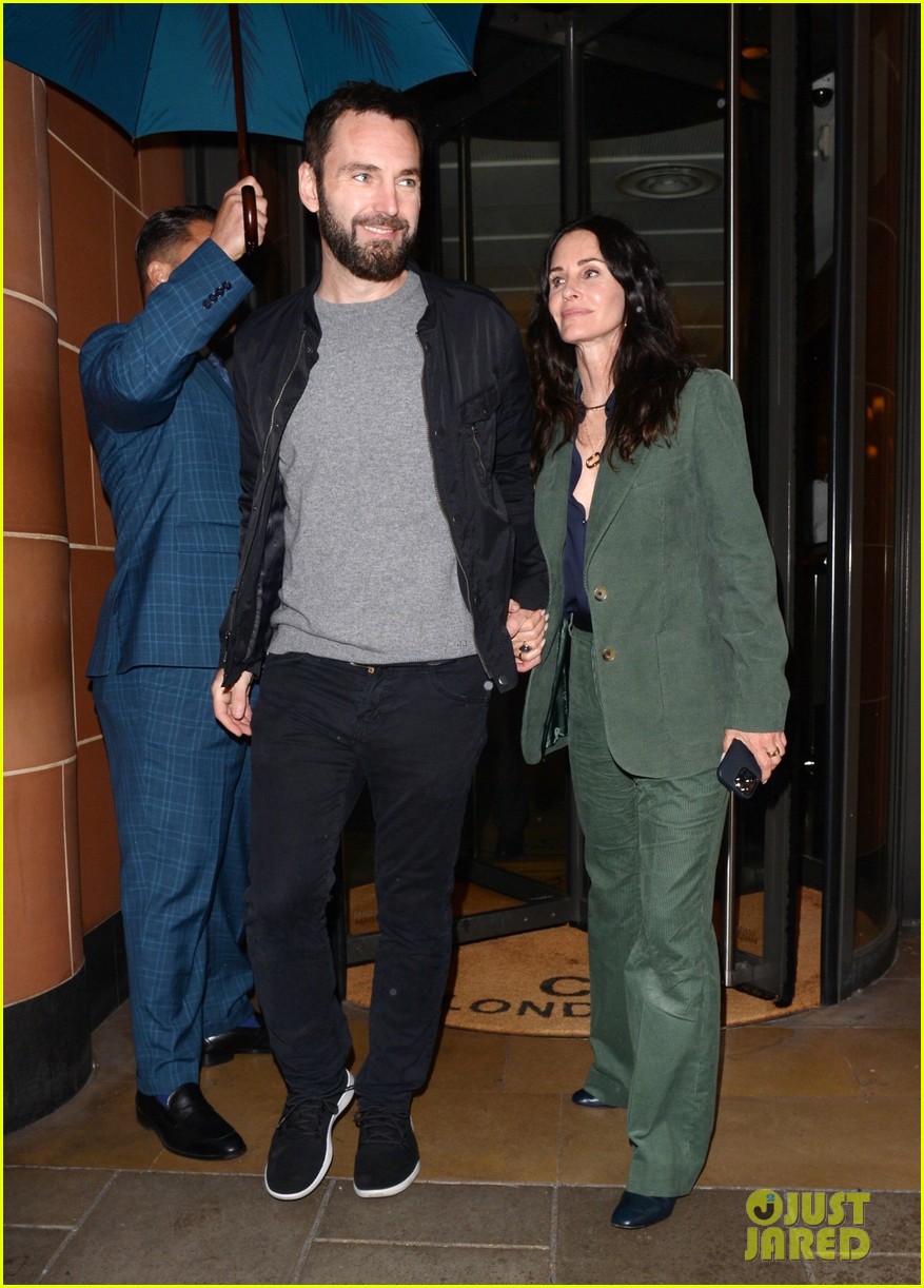 courteney cox celebrates her birthday in london with johnny mcdaid 014778380