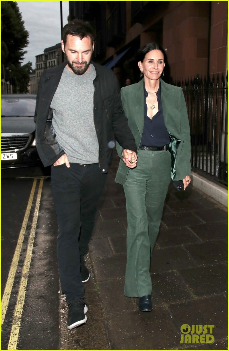 courteney cox celebrates her birthday in london with johnny mcdaid 054778384