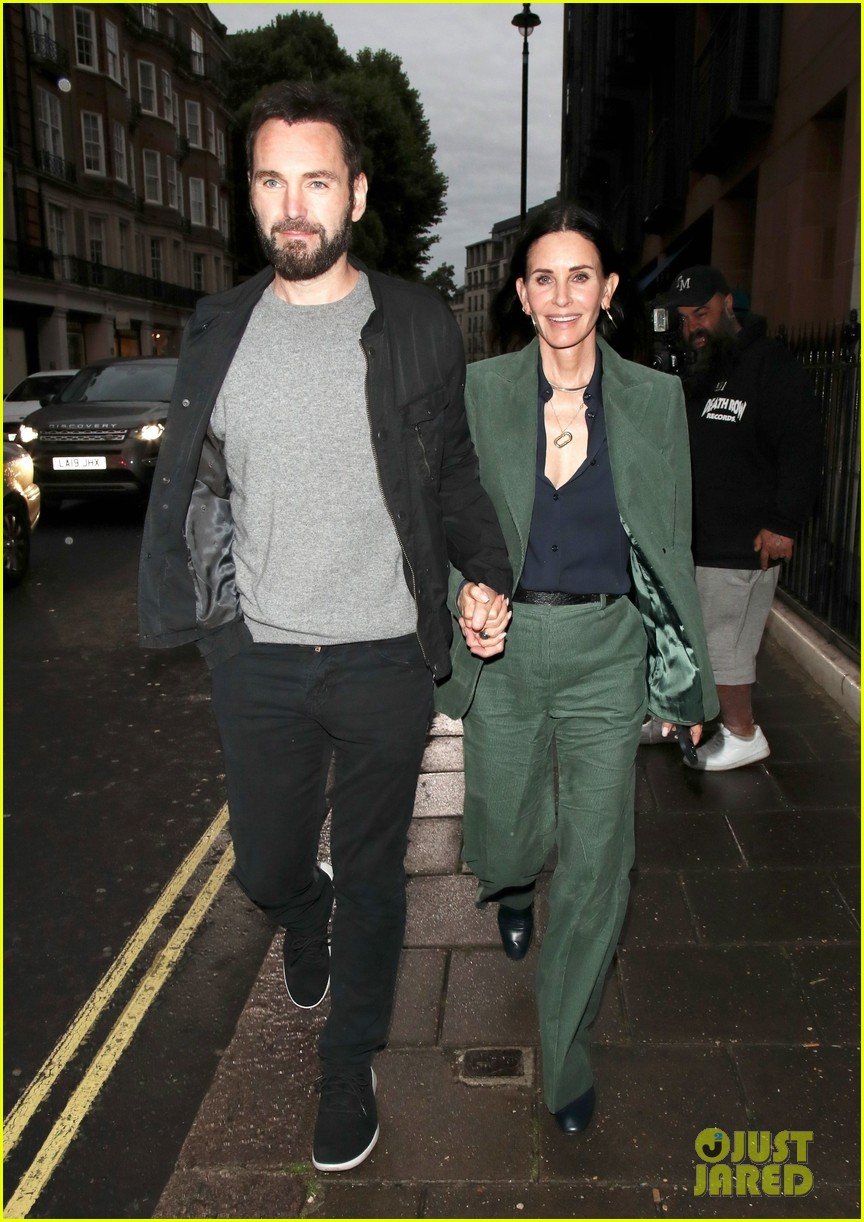 courteney cox celebrates her birthday in london with johnny mcdaid 064778385