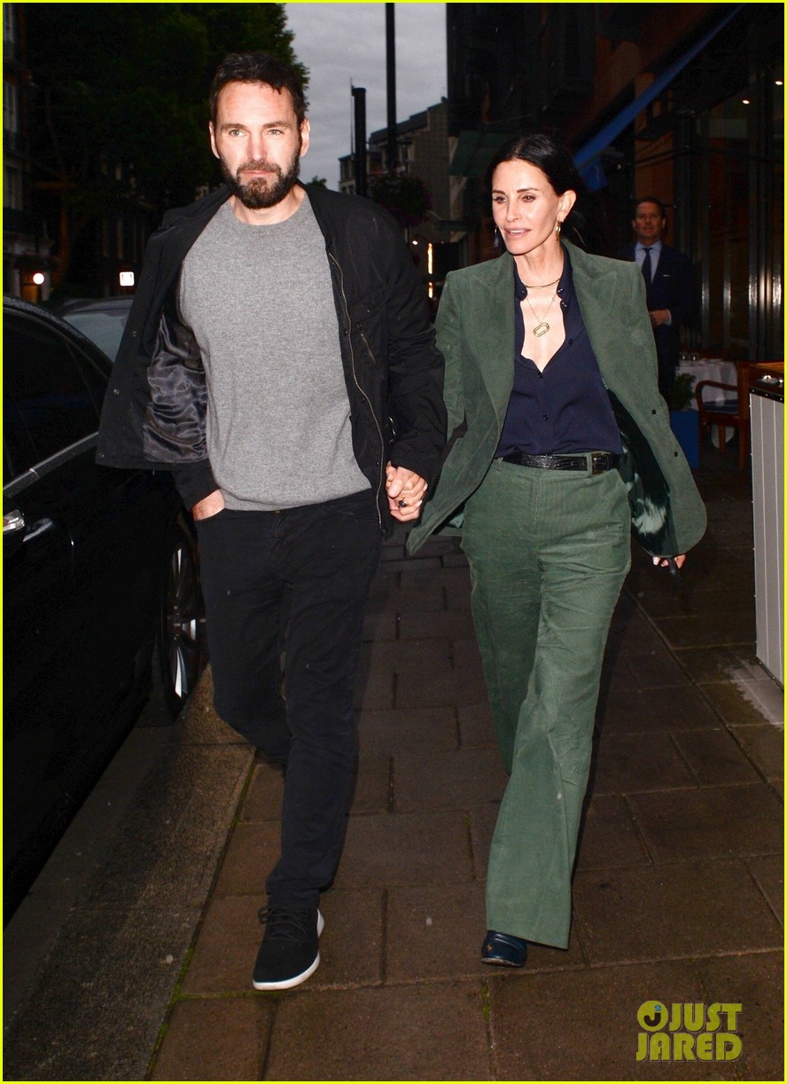 courteney cox celebrates her birthday in london with johnny mcdaid 074778386