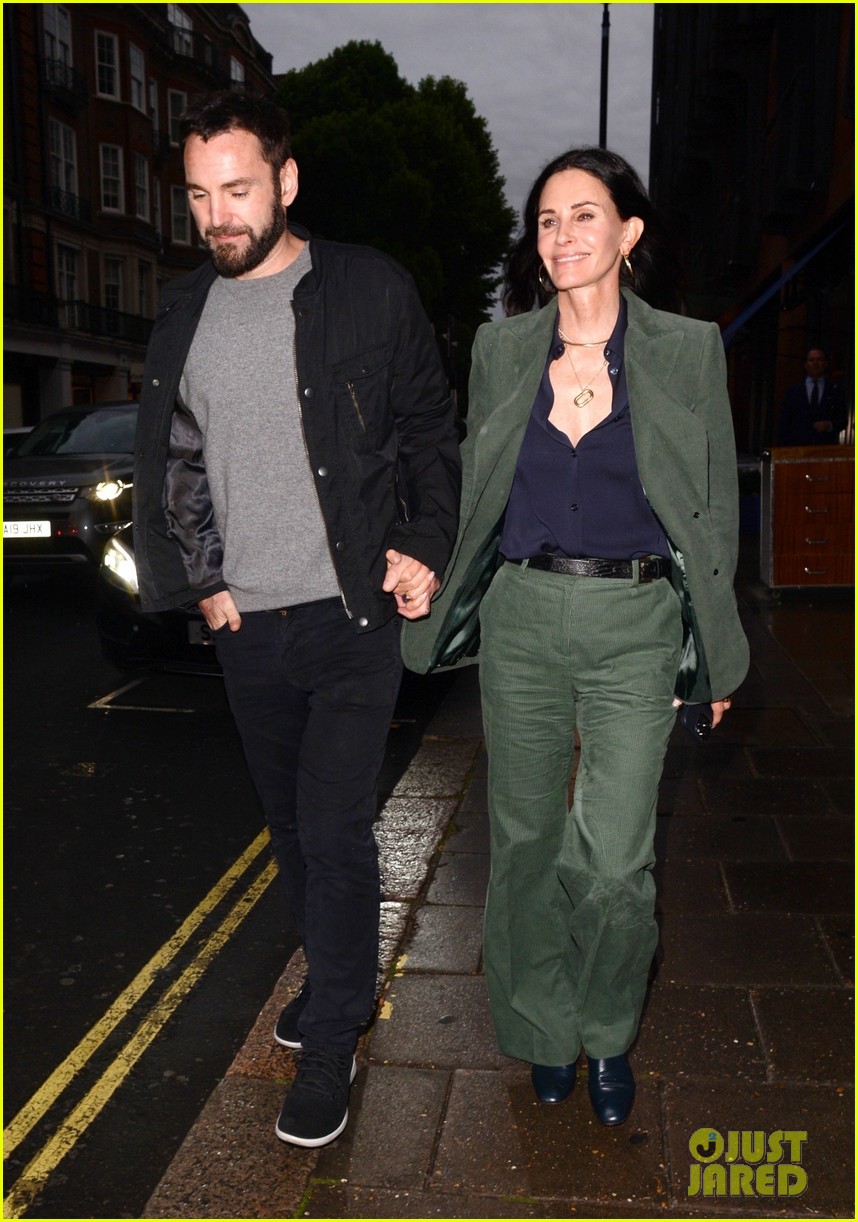 courteney cox celebrates her birthday in london with johnny mcdaid 094778388