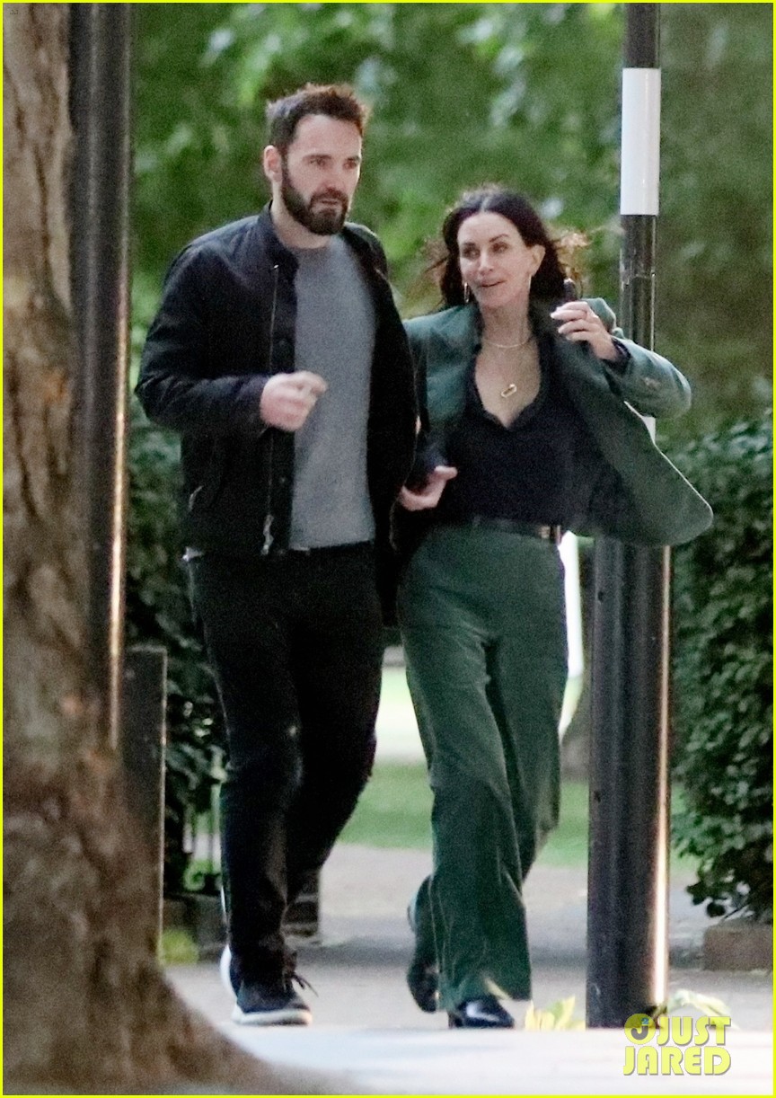 courteney cox celebrates her birthday in london with johnny mcdaid 104778389