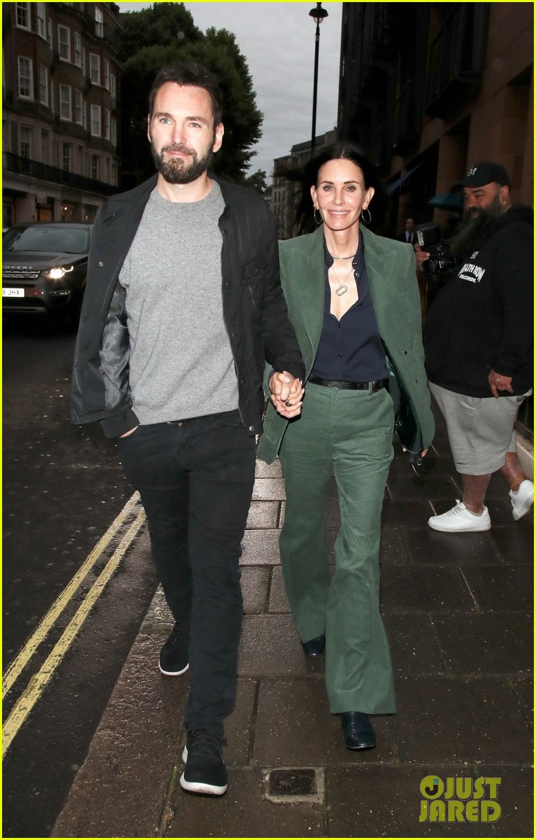 courteney cox celebrates her birthday in london with johnny mcdaid 124778391