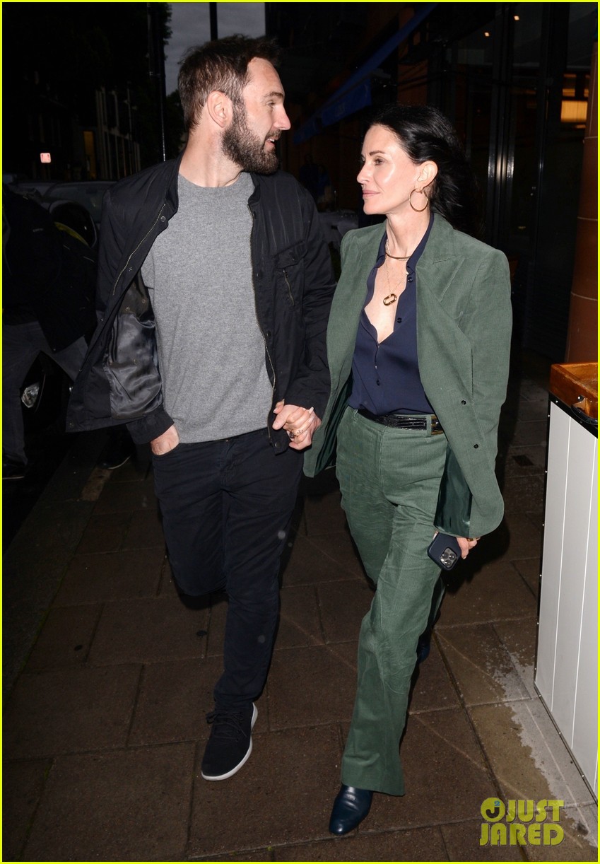 courteney cox celebrates her birthday in london with johnny mcdaid 154778394