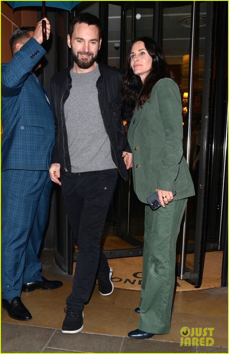 courteney cox celebrates her birthday in london with johnny mcdaid 164778395