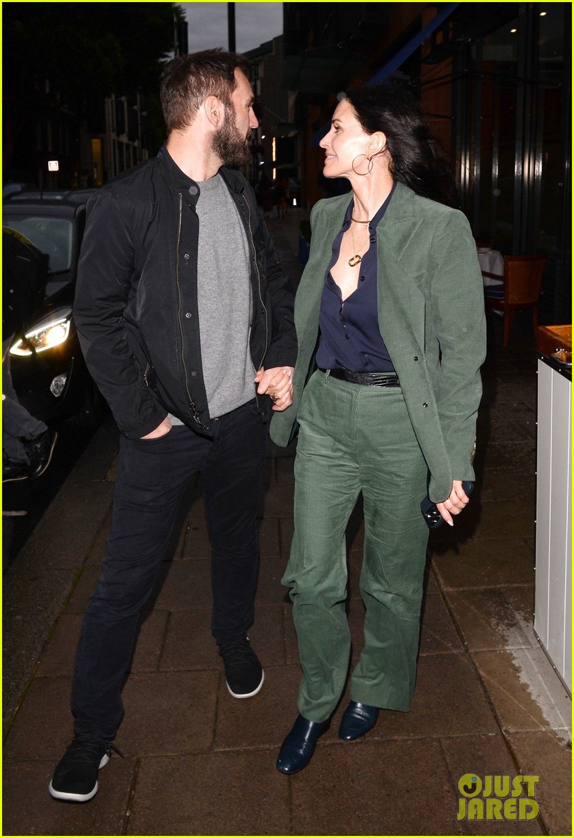 courteney cox celebrates her birthday in london with johnny mcdaid 194778398