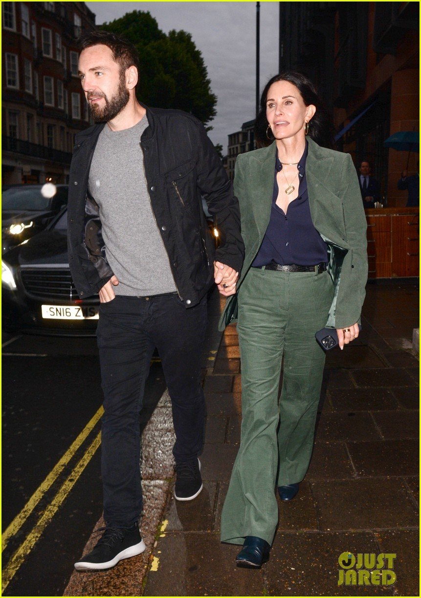 courteney cox celebrates her birthday in london with johnny mcdaid 214778400