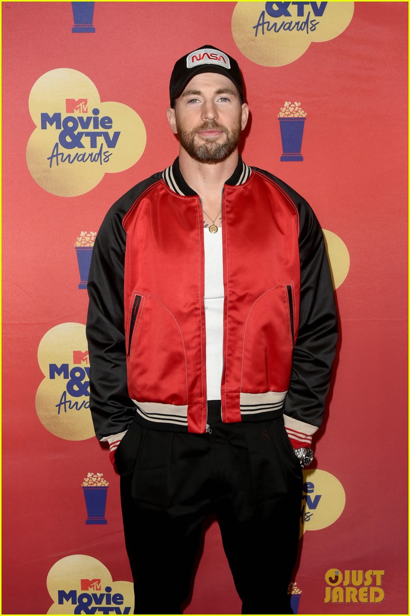 Chris Evans, Glen Powell, & Jay Ellis Present at MTV Movie & TV Awards 2022 Photo 4770436