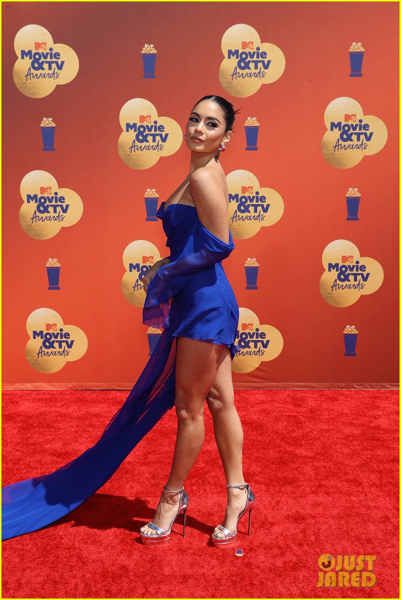 The Wind Hit Vanessa Hudgens's Dress Just Right at the MTV Movie & TV(02)