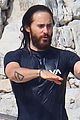 jared leto scales a rock 02