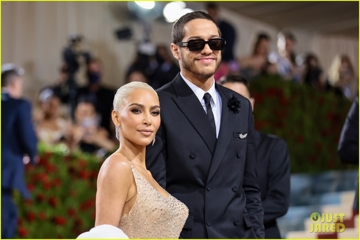 Photo kim kardashian pete davidson met gala 2022 red carpet 02 Photo