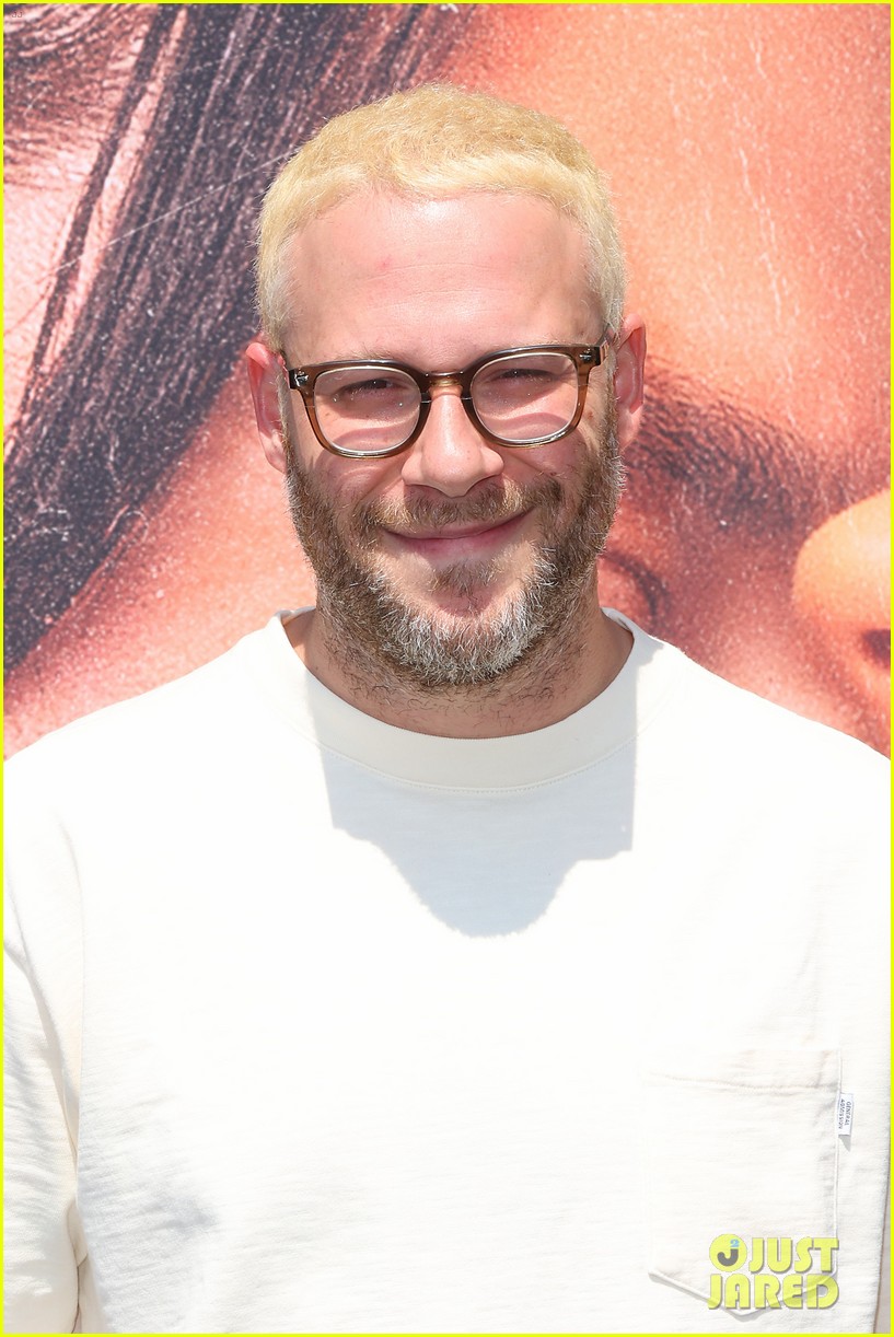 seth rogen debuts bleached blonde hair at pam tommy fyc event 034774864