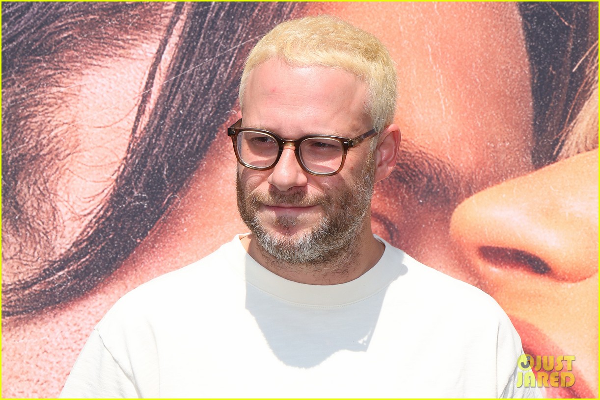 seth rogen debuts bleached blonde hair at pam tommy fyc event 054774866