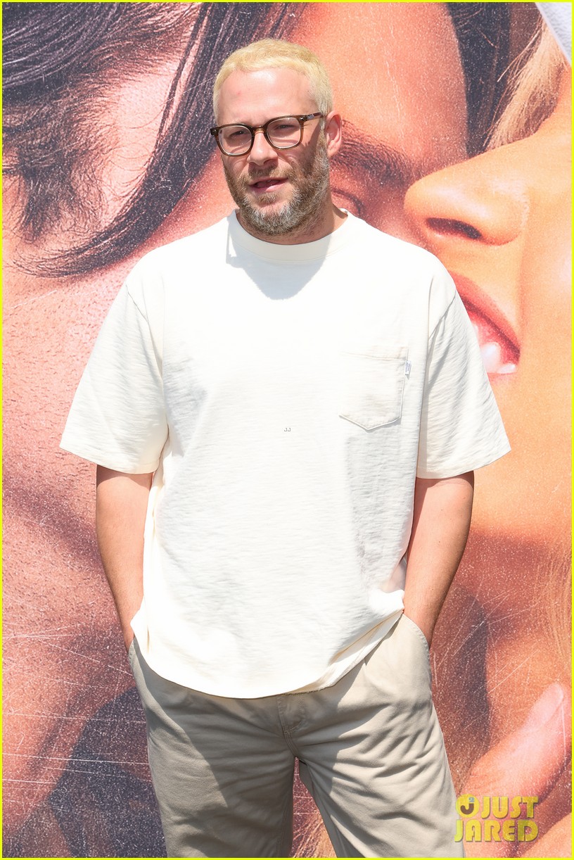 seth rogen debuts bleached blonde hair at pam tommy fyc event 074774868