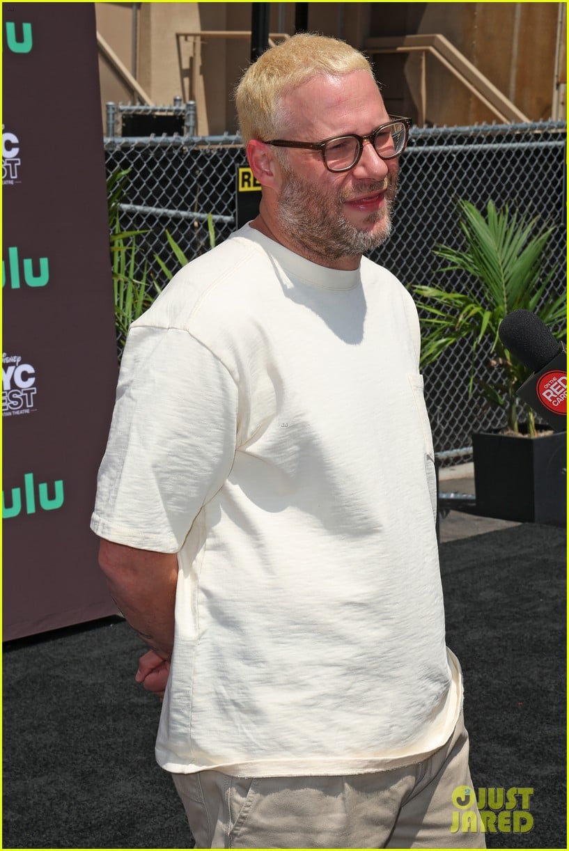 seth rogen debuts bleached blonde hair at pam tommy fyc event 084774869