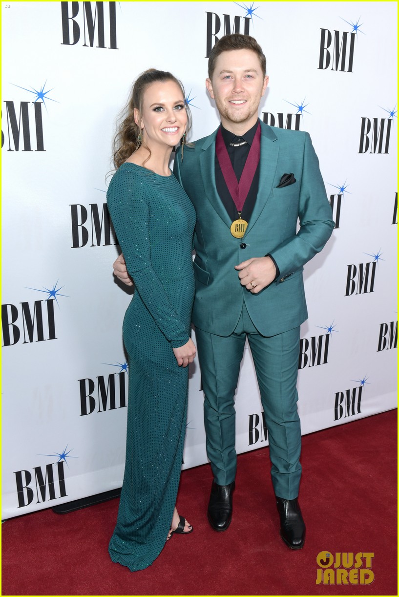 Scotty McCreery & Wife Gabi Announce They're Expecting First Child(02)