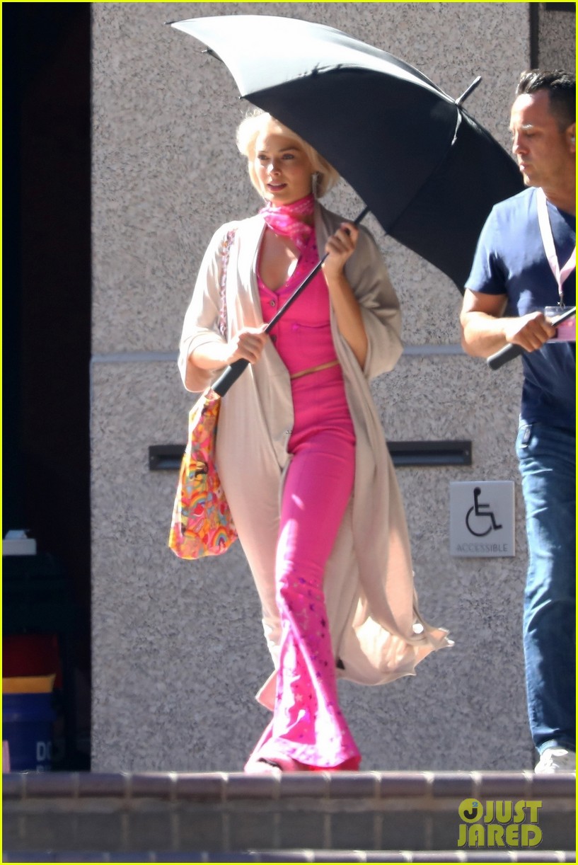 will ferrell joins margot robbie on set of barbie in l a 014782137