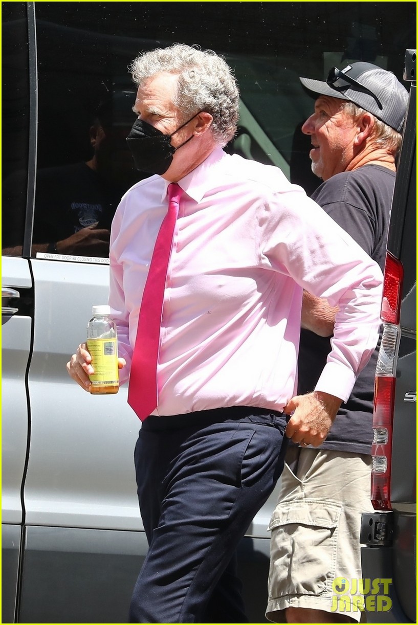 will ferrell joins margot robbie on set of barbie in l a 024782138