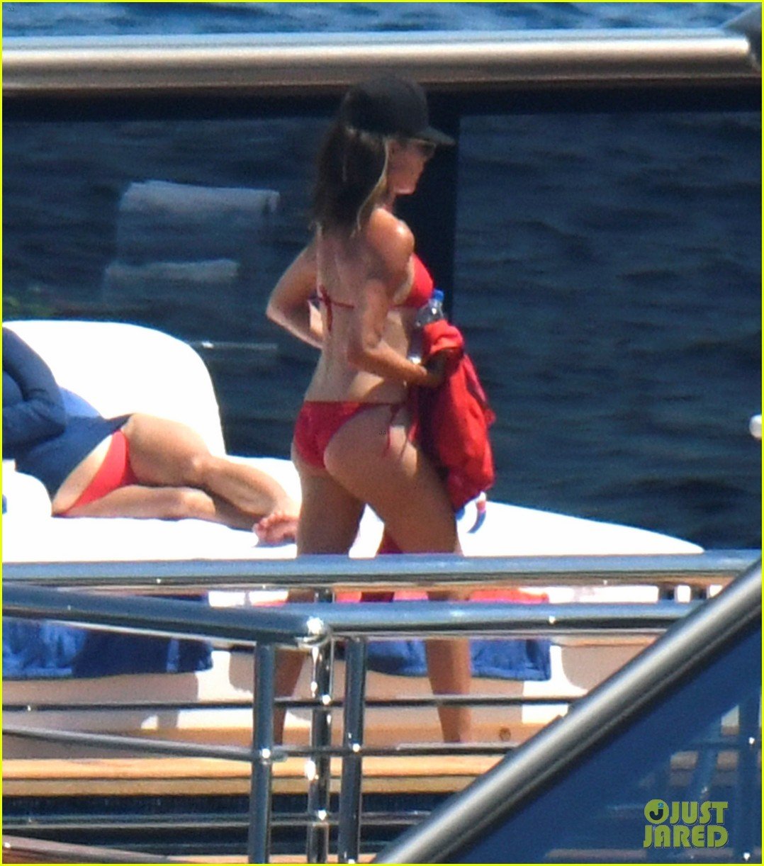 Victoria Beckham Wears Red Bikini as David Beckham Goes Jetskiing on Vacation in Italy: Photo 4792984 | Bikini, David Beckham, Romeo Beckham, Shirtless, Victoria Beckham Pictures | Just Jared