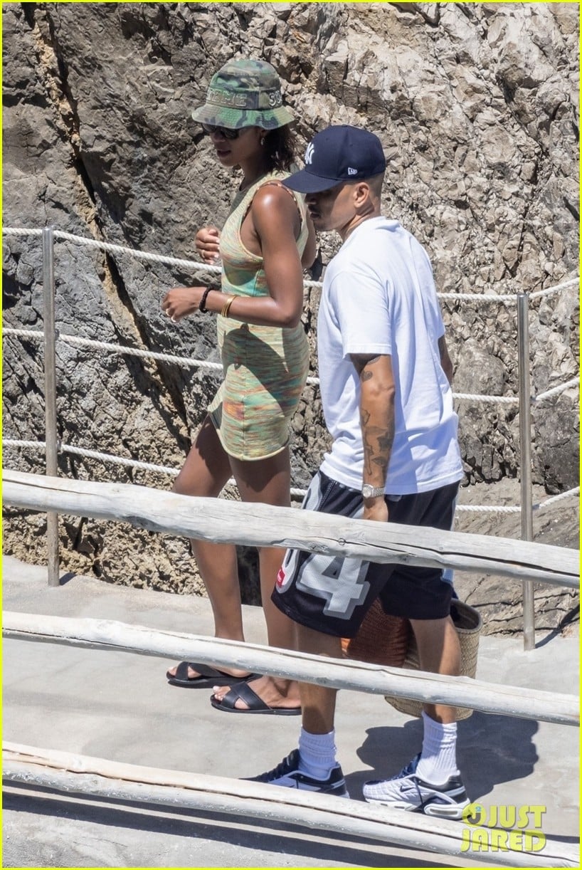 Photo: laura harrier day at sea with sam jarou 03 | Photo 4789385