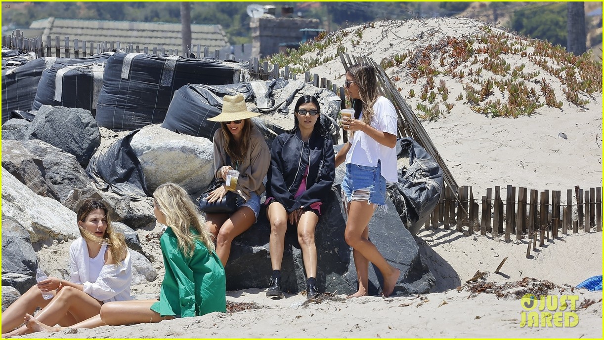 Sisters Kim & Kourtney Kardashian Spend Their Sunday With Friends at a