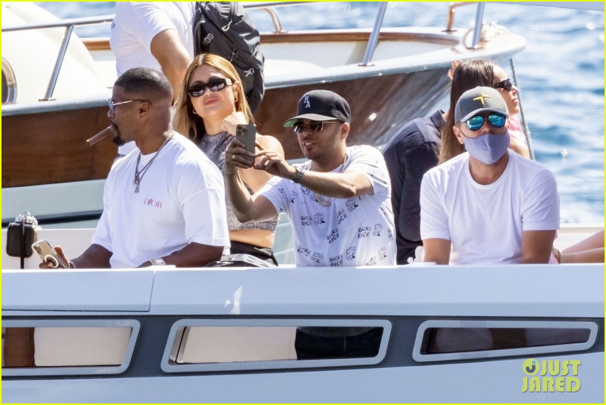 Leonardo DiCaprio & Jamie Foxx Spend the Day Together on Vacation in