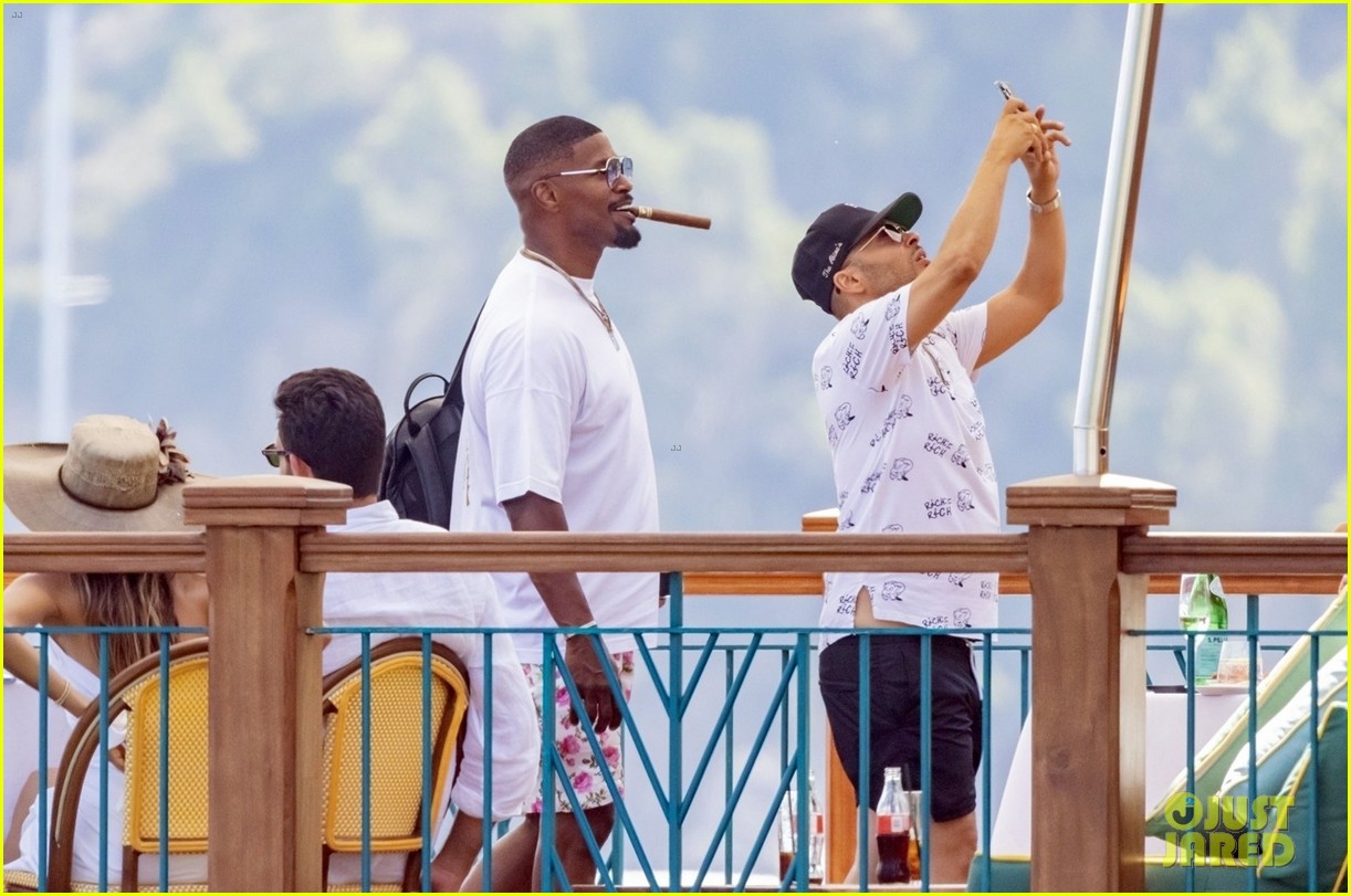 Leonardo DiCaprio & Jamie Foxx Spend the Day Together on Vacation in