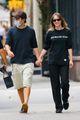 robert pattinson suki waterhouse hold hands day out in nyc 05