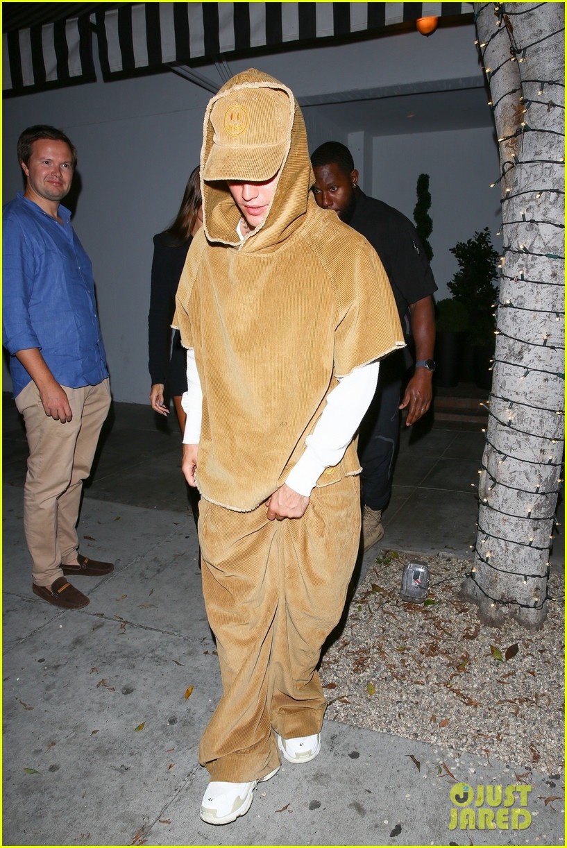 Justin & Hailey Bieber Grabbed Dinner at Catch Steak On a Very Star