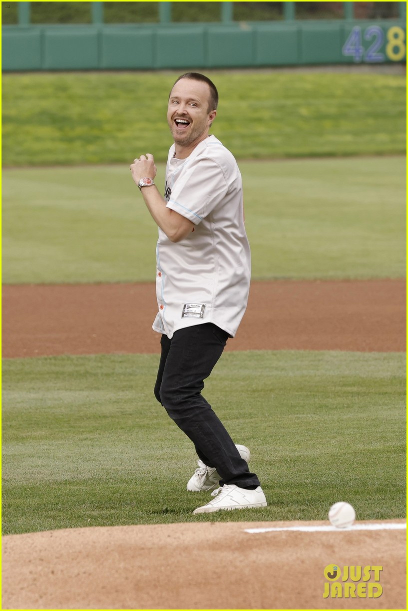 Aaron Paul & Bryan Cranston Throw Out First Pitches at 'Breaking Bad ...