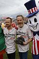 bryan cranston aaron paul dos hombres charity game 01