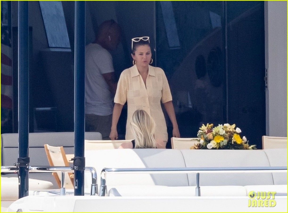 Selena Gomez Gets Help From Producer Andrea Iervolino While Boarding