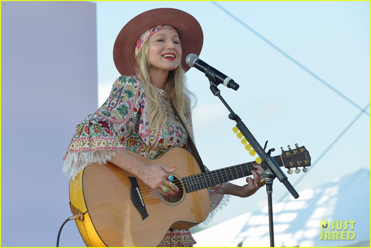 Jewel Reveals Tour Bus Caught on Fire During 'OffDay' Photo 4799487